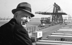 Malcom McLean und Hafen mit Containern für den Transport im Hintergrund