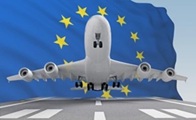 Flugzeug und Flagge vor Europa