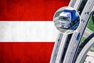 Straßentransport-LKW und Flagge von Österreich